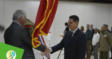 Entrega Díaz-Canel Bandera de Honor de la UJC a la universidad de Pinar del Río