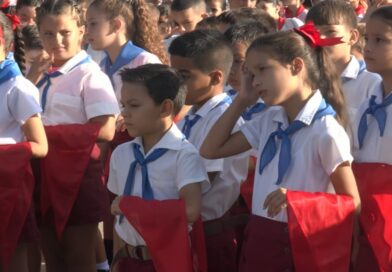Realizan en Sandino cambio de atributo pioneril a los niños de tercer grado.