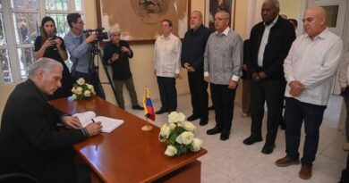 «Honor y gloria a nuestros héroes»