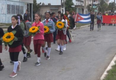 Desarrollan en Sandino desfile por el aniversario 173 del natalicio de José Martí.
