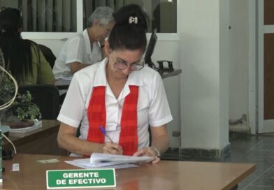 Trabajadores bancarios apuestan por la excelencia de sus funciones pese a las limitaciones.