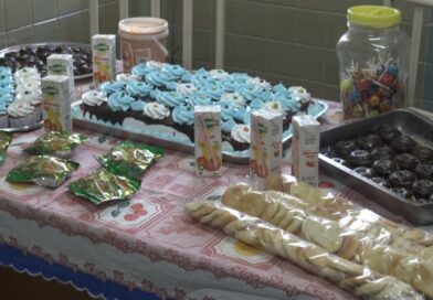 Alegría y afecto compartido brinda Ana Margarita a los niños de la sala de pediatría en Sandino.