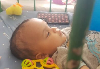 Un niño que sonríe a pesar del agua